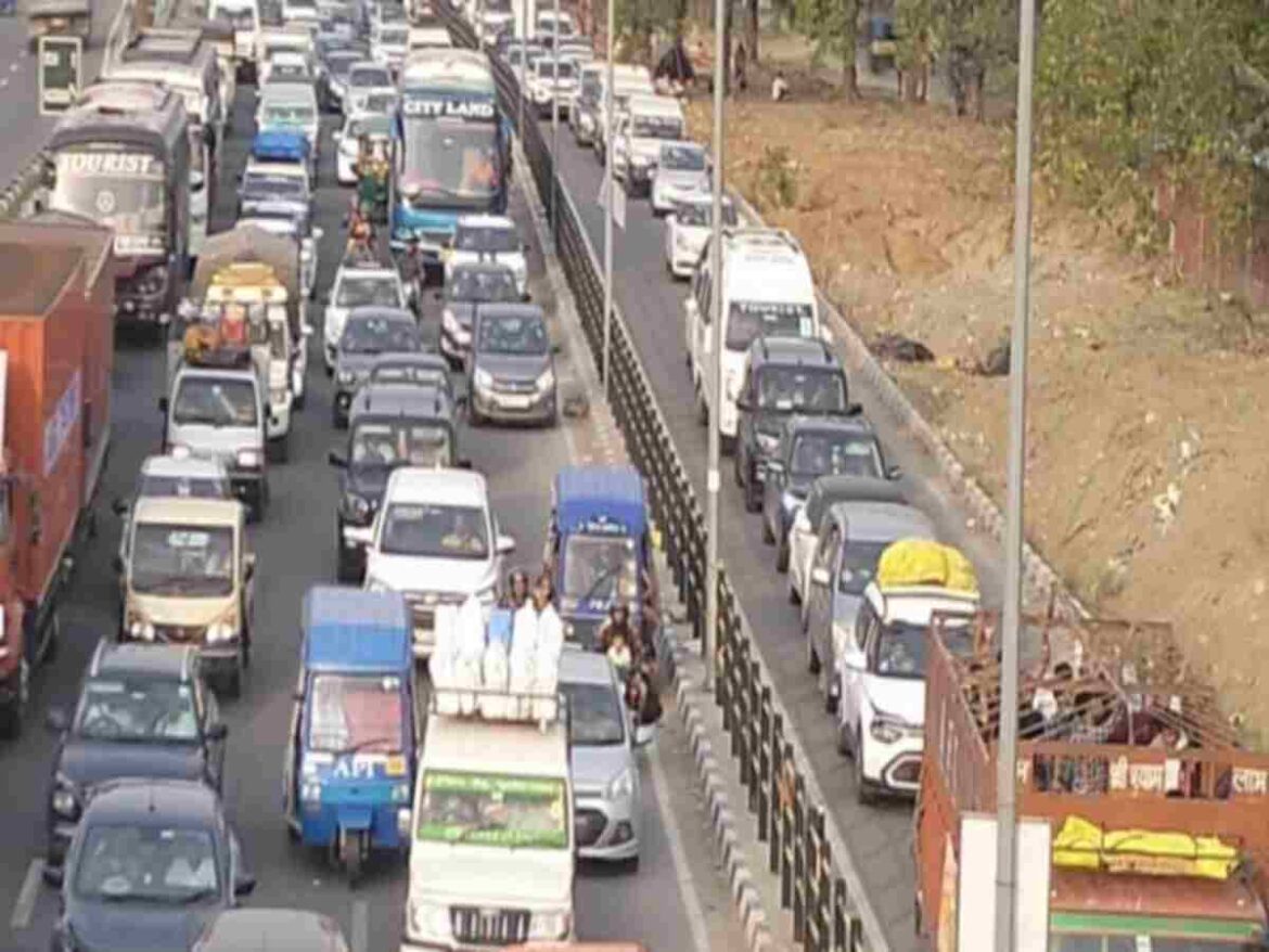 cars_taxis_stuck_in_6_km_long_jam_parking_full_delhi_haridwar_highway_traffic_diverted__1719064732 (3)