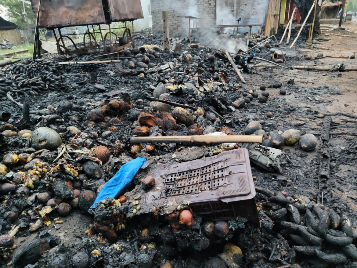 Five shops burnt to ashes in a fire incident in Mau Bhandar Ghatshila jharkhand 2
