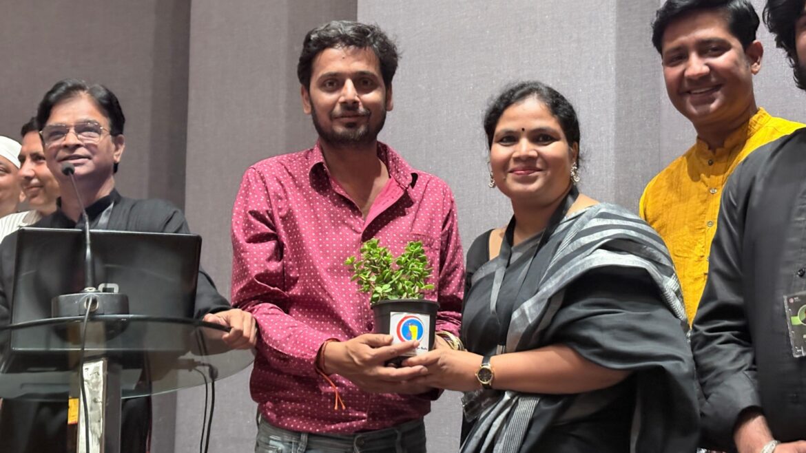 सम्मानित किए गए जमशेदपुर के रंगकर्मी