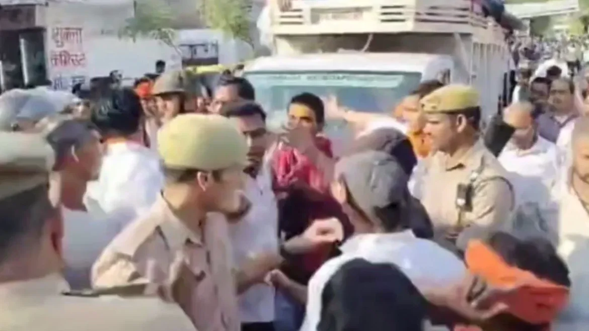 UP: रामनवमी की शोभायात्रा में बवाल, पुलिस और भक्तों के बीच झड़प, जानिए इसके पीछे की वजह