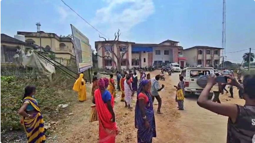 stone-pelting-and-vandalism-in-giridih-tisri-circle-office-premises-jharkhand- stone-pelting-and-vandalism-in-giridih-tisri-circle-office-premises-jharkhand-