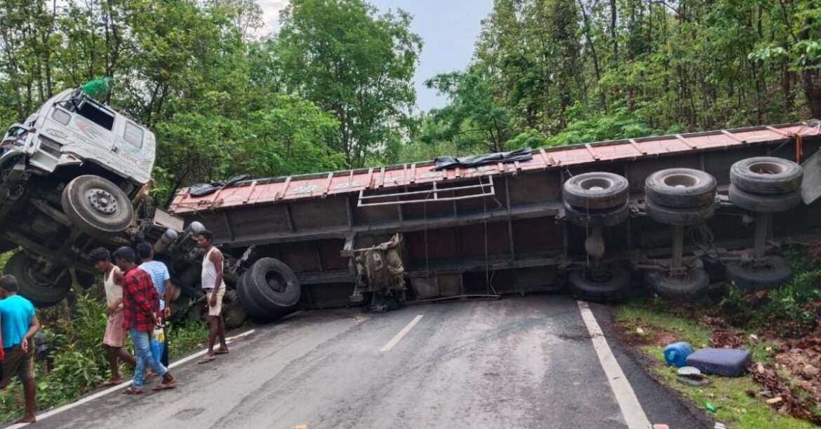 Trailer overturned in Serengsia valley, Chaibasa-Jagannathpur road jammed- Chaibasa- jharkhand