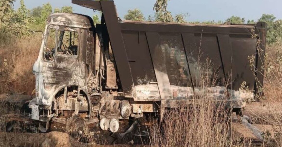criminals-burnt-two-trucks-in-palamu-jharkhand (1)