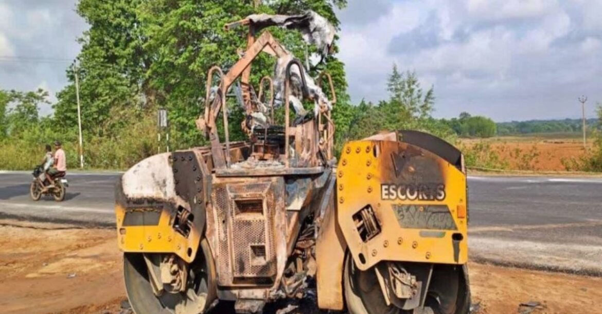 plfi-naxalites-fire-road-roller-in-khunti-jharkhand- (1) plfi-naxalites-fire-road-roller-in-khunti-jharkhand- (1)
