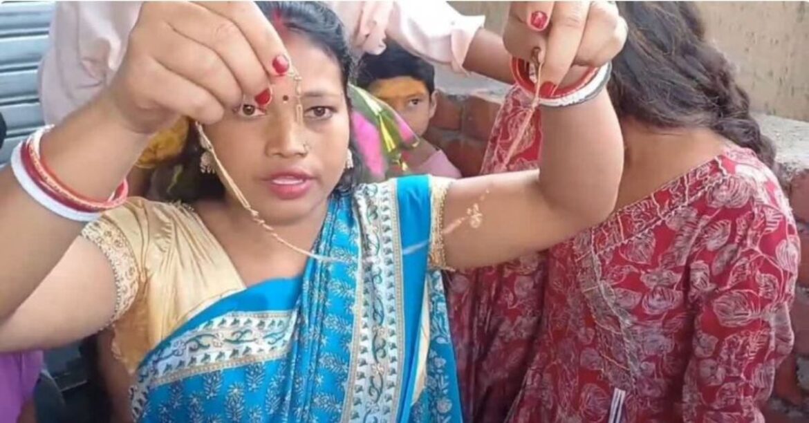 woman-caught-while-chain-snatching-in-mandir-of-dhanbad-jharkhand- (1)
