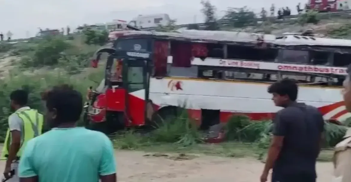 Double-decker bus accident site on Agra–Lucknow Expressway in Etawah