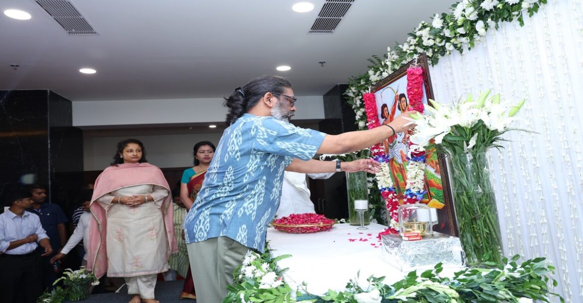 सिदो-कान्हू को माल्यार्पण कर श्रद्धांजलि दी