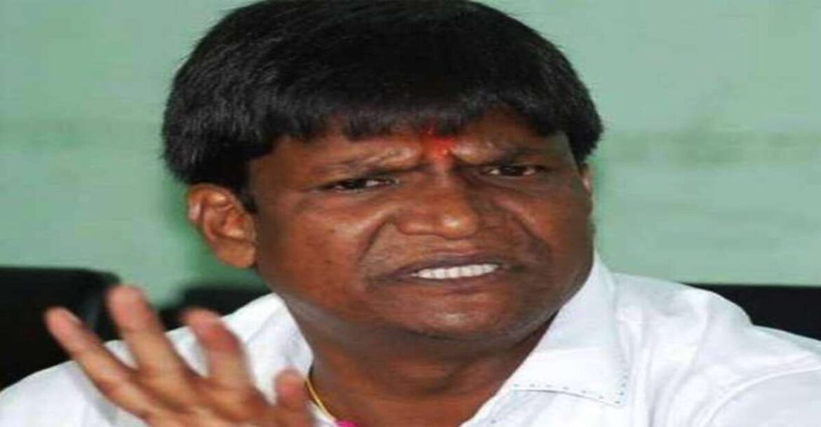 Tribal villagers at Dharti Aba campaign site in Dhanbad, waiting for absent officials.