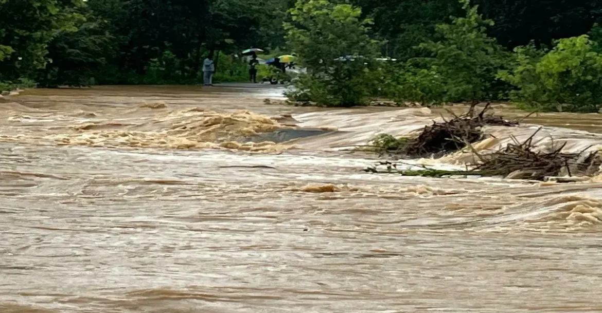 Dramatic Rescue: Biker Swept Away in Barhi River Saved by Villagers in Lohardaga Villagers rescue biker trapped in overflowing Barhi River in Lohardaga, Jharkhand