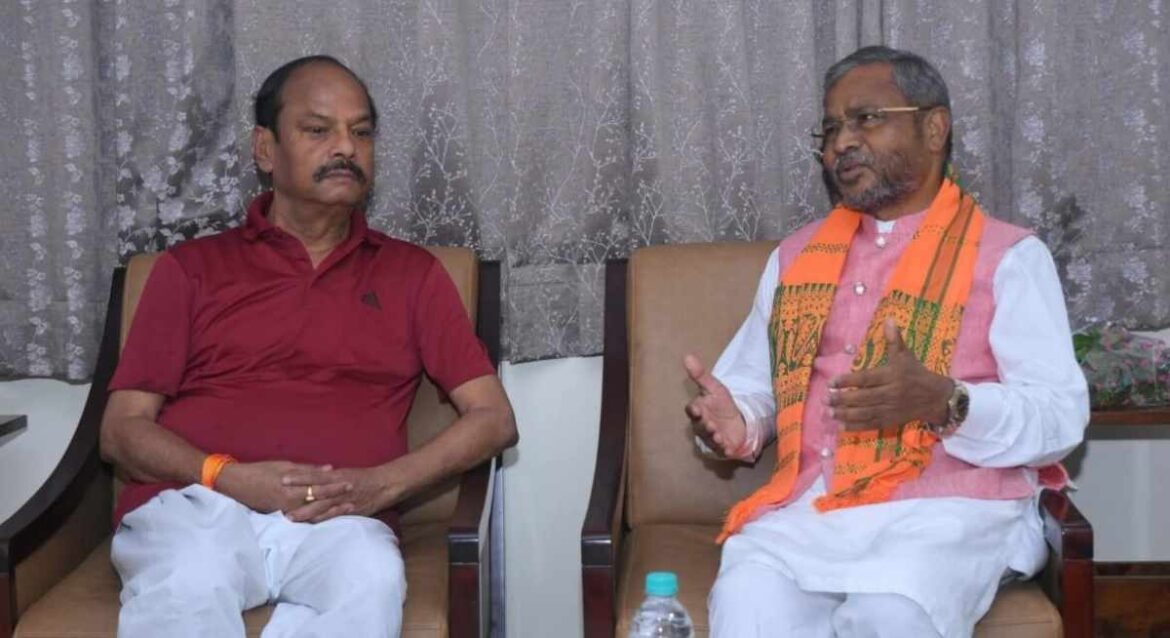 Raghubar Das and Babulal Marandi discuss party organization in Dumka