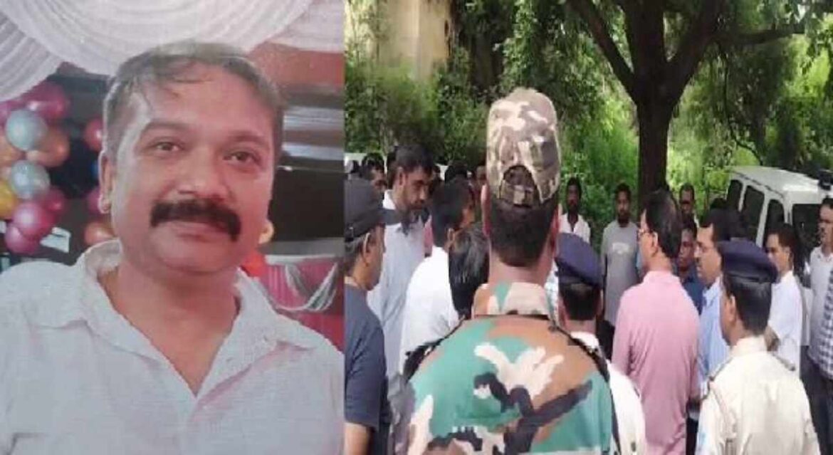 Police and crowd at Namkum accident site in Ranchi