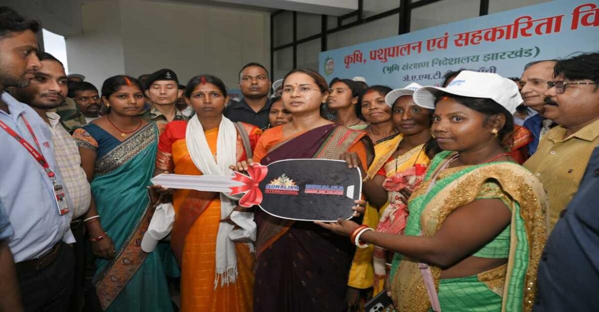 अब झारखंड में महिलाएं चलाएंगी ट्रैक्टर, सरकार की इस योजना के तहत किया गया वितरण