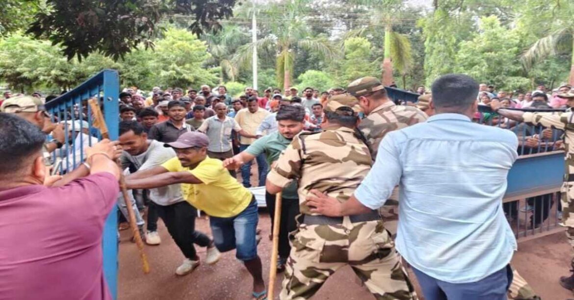 chaibasa-guwa लौह अयस्क खदान में ठेका मजदूर की मौत हो गई। इसके बाद गुरुवार को मजदूरों ने जमकर बवाल किया।