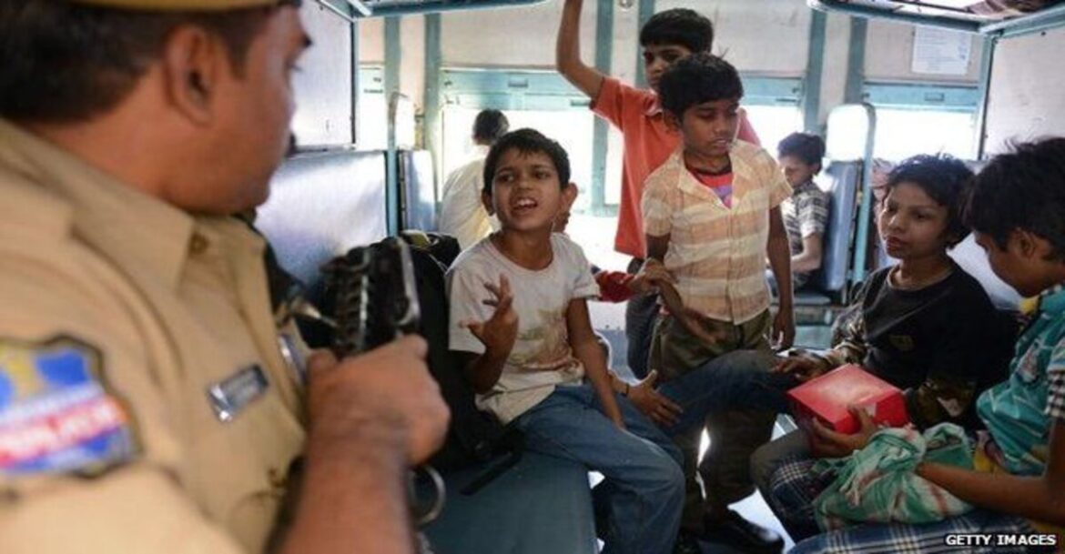 Police interrogating child thieves in Ranchi.