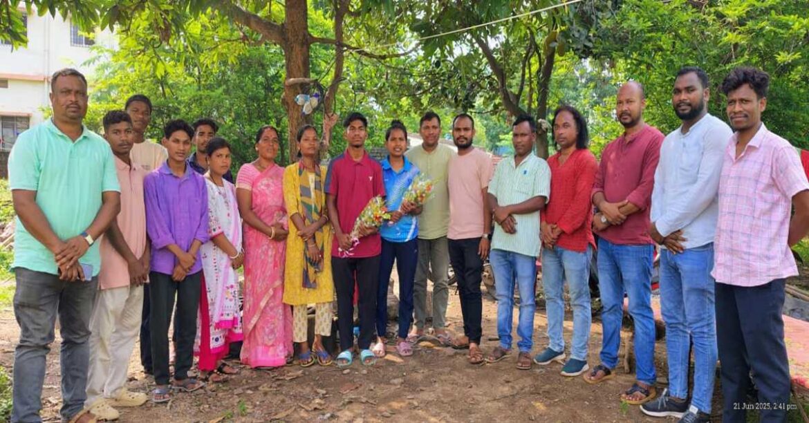 चाईबासा की दो महिला खिलाड़ी होमलेस वर्ल्ड कप के लिए चयनित, "हो" समाज युवा महासभा द्वारा सम्मानित