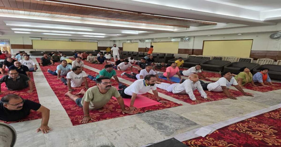 सांसद बिद्युत बरण महतो साकची में 11वां अंतरराष्ट्रीय योग दिवस मनाते हुए, सैकड़ों लोग योगाभ्यास करते नजर आए
