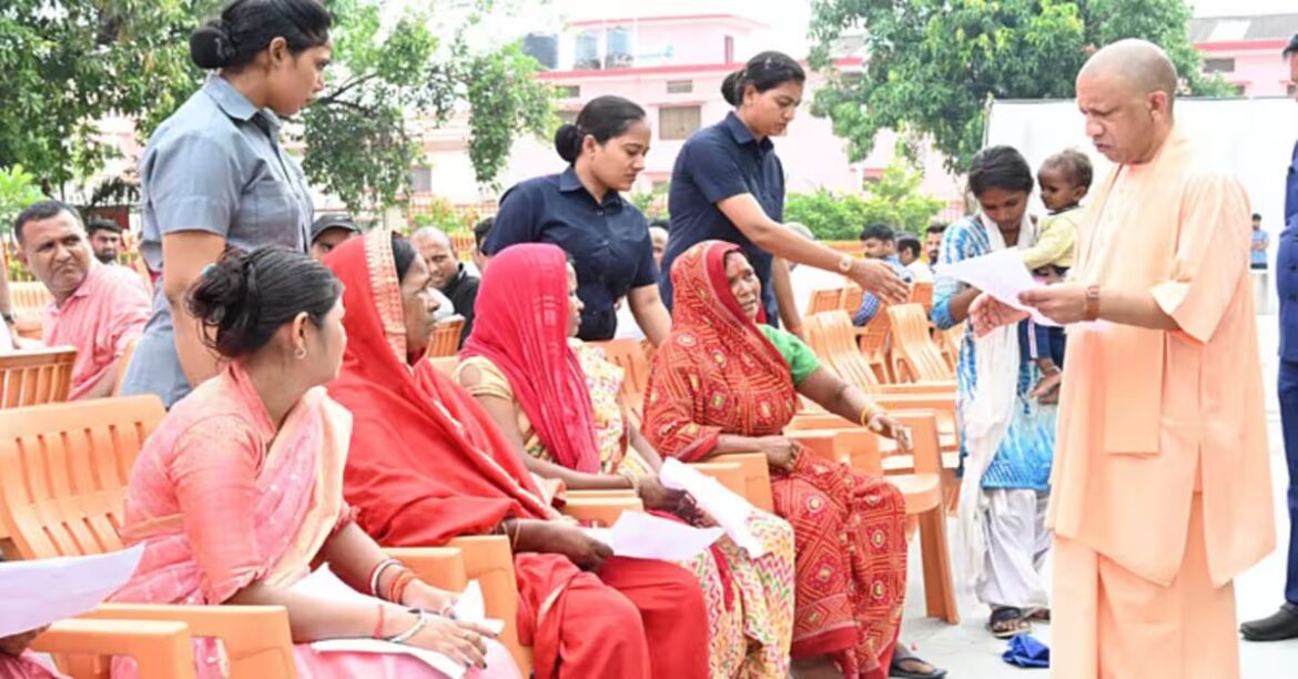 गोरखपुर में जनता दर्शन में CM योगी ने सुनीं 200 लोगों की समस्याएं