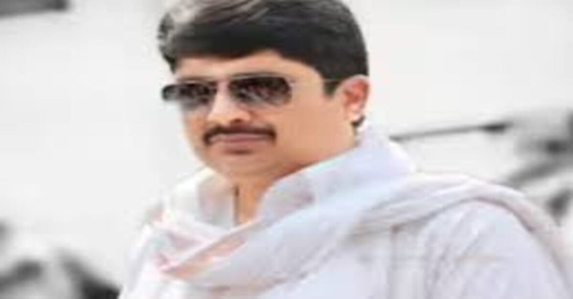 Raja Bhaiya addressing Jansatta Dal meeting in Lucknow before UP Panchayat elections