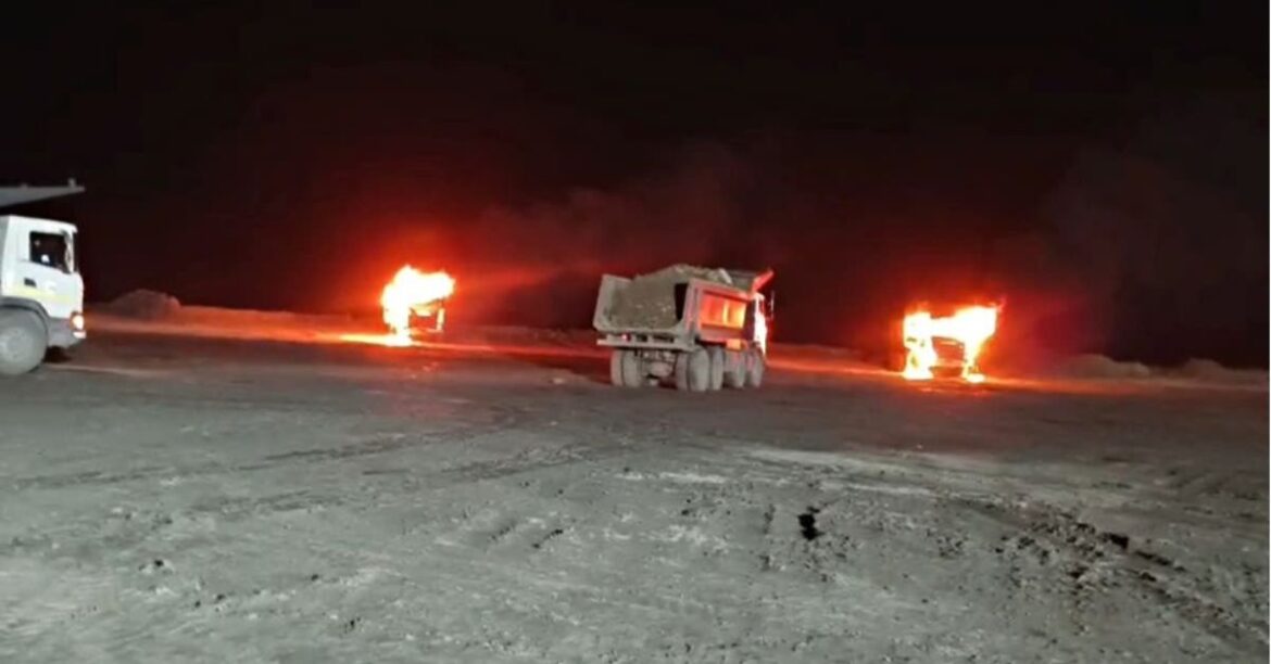 tspc-naxalites-opened-fire-and-set-two-vehicles-on-fire-in-hazaribag-jharkhand-