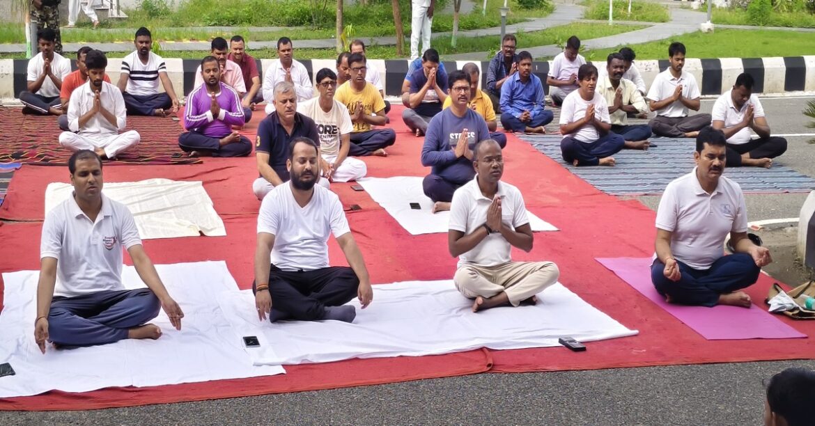 चाईबासा और चक्रधरपुर न्यायालय परिसर में योग करते अधिकारी और कर्मचारी