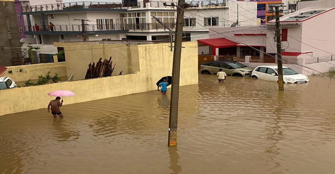राजधानी में एक घंटे की बारिश में ही कई इलाके जलमग्न