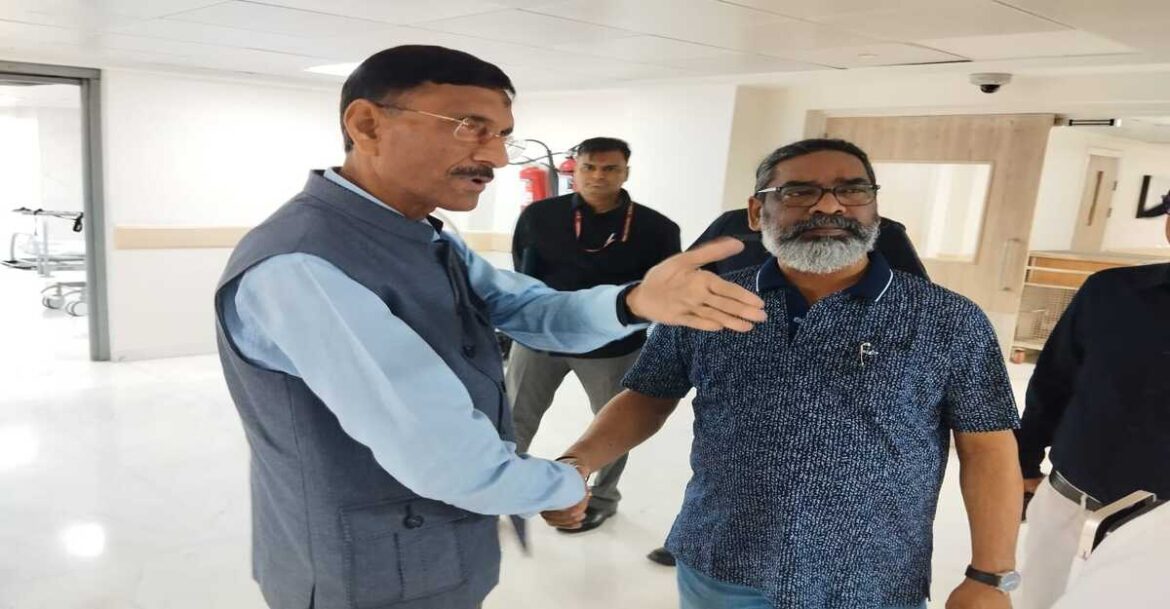 दिशोम गुरु शिबू सोरेन का इलाज नई दिल्ली के सर गंगाराम हॉस्पिटल में चल रहा है।