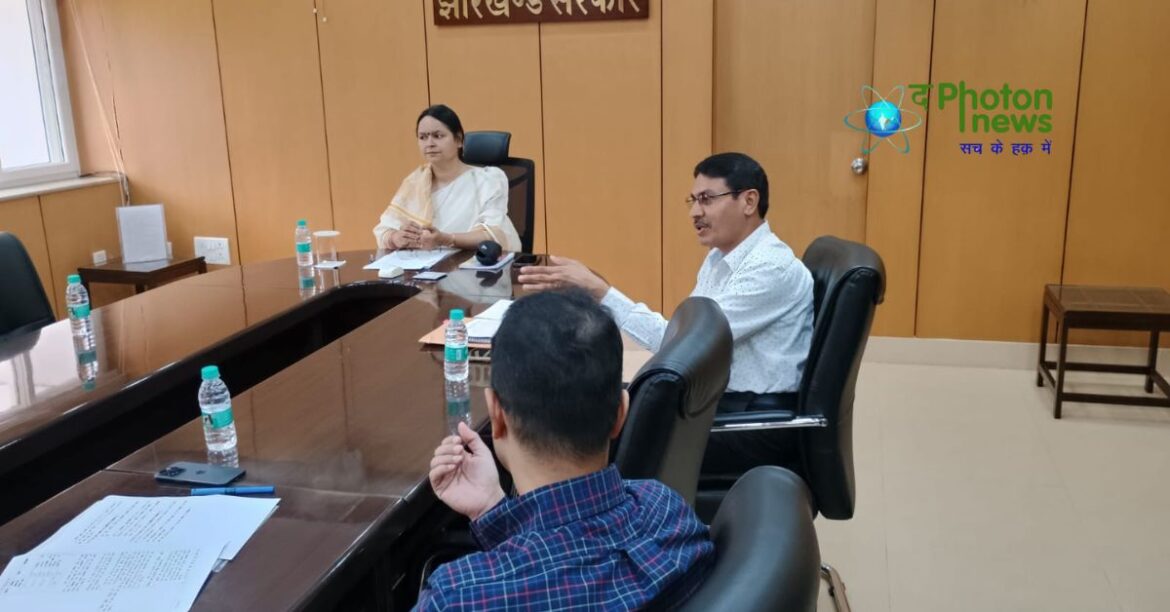 बैठक करती चीफ सेक्रेटरी