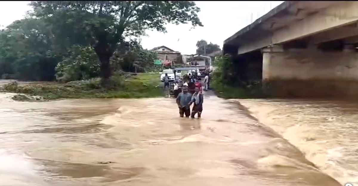 Chaibasa road collapse rain