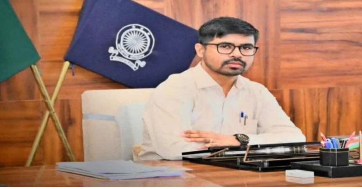 Deoghar government office liquor party