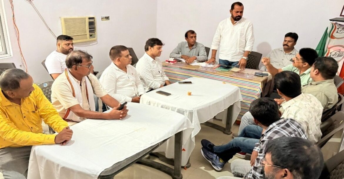 Congress leaders discuss expansion and labor agitation plans during Jamshedpur meeting.