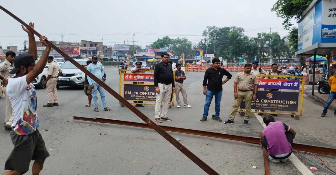 होर्डिंग पर चला निगम का डंडा