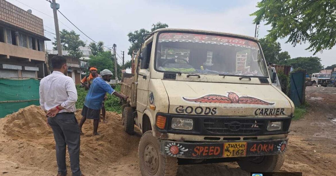 Police pastes notice at TSPC commander Shashikant’s house in Jharkhand