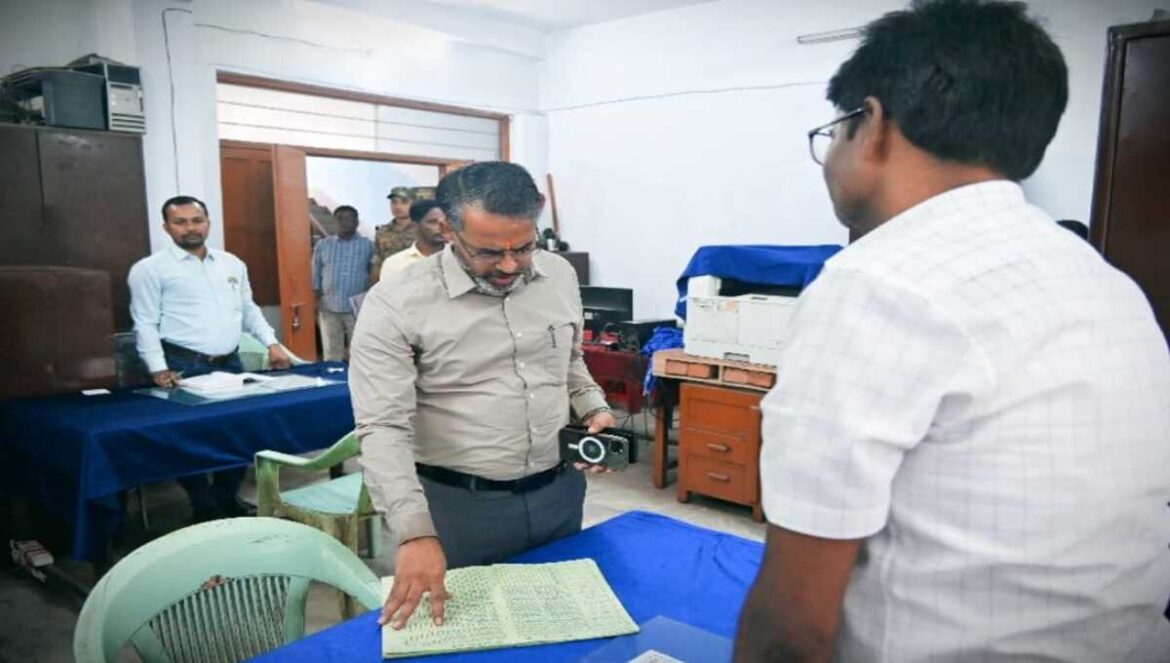Giridih DC Ramniwas Yadav inspects mining office