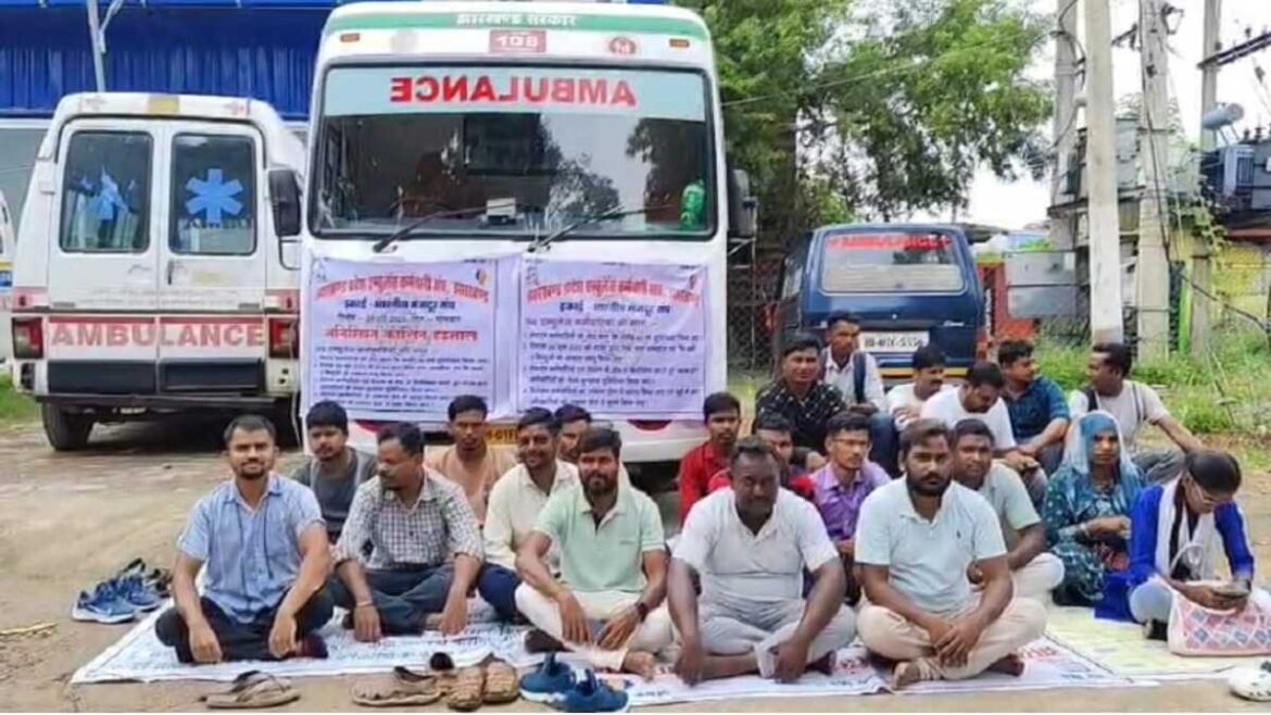 108 ambulance staff protest at Gumla Sadar Hospital
