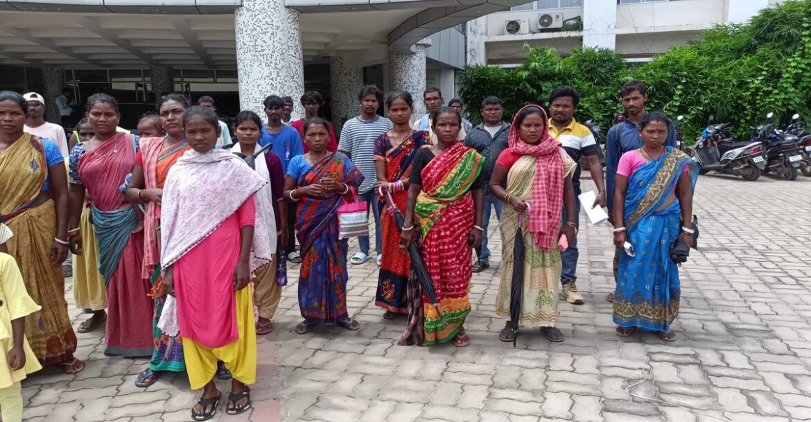 People affected by social boycott meet Chaibasa DC seeking help