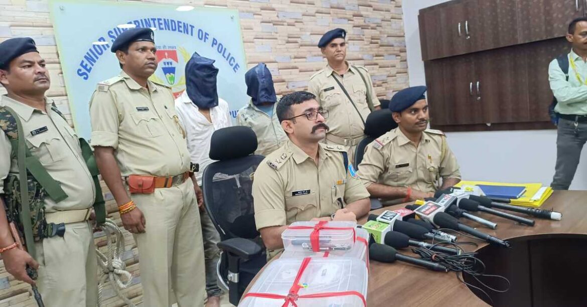 Jamshedpur News : चाकुलिया लूट कांड के आरोपियों को प्रेस के सामने किया गया पेश