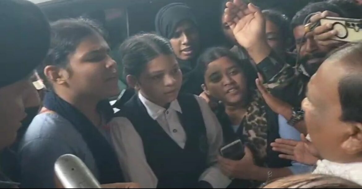 जमशेदपुर में शिक्षा मंत्री का छात्राओं ने किया घेराव