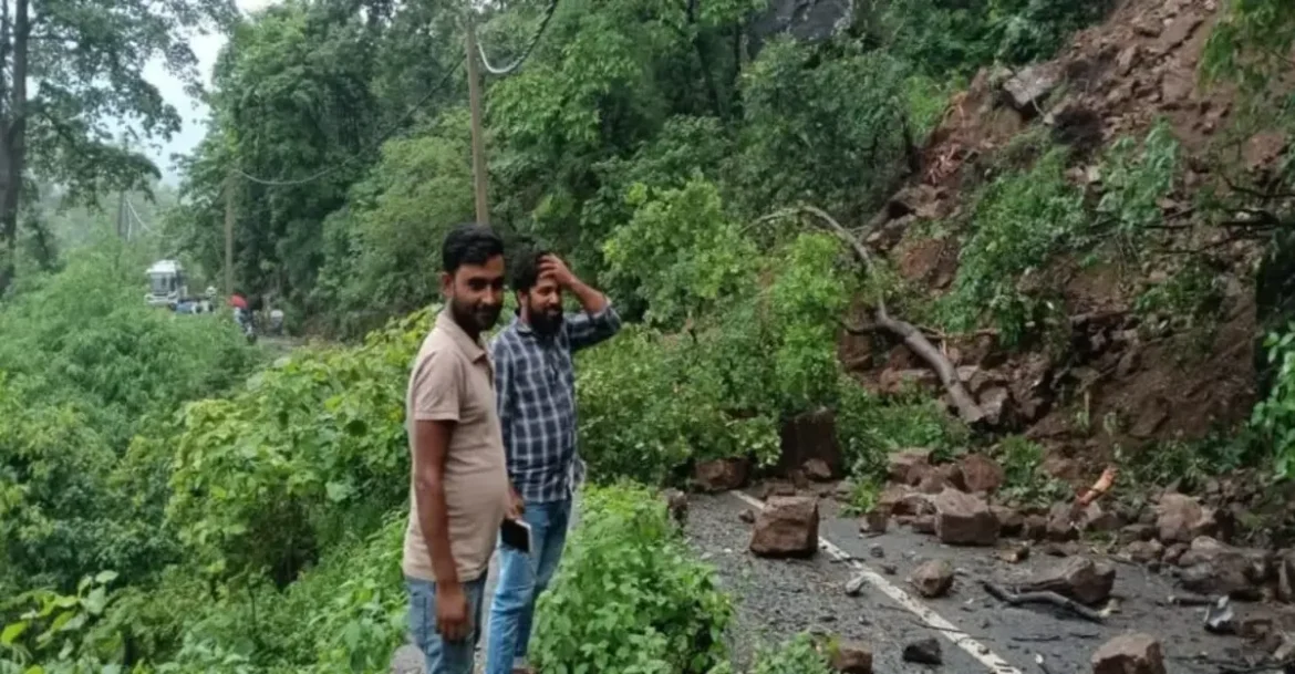 Landslide blocks Barwesandh Ghat road in Latehar due to heavy rain