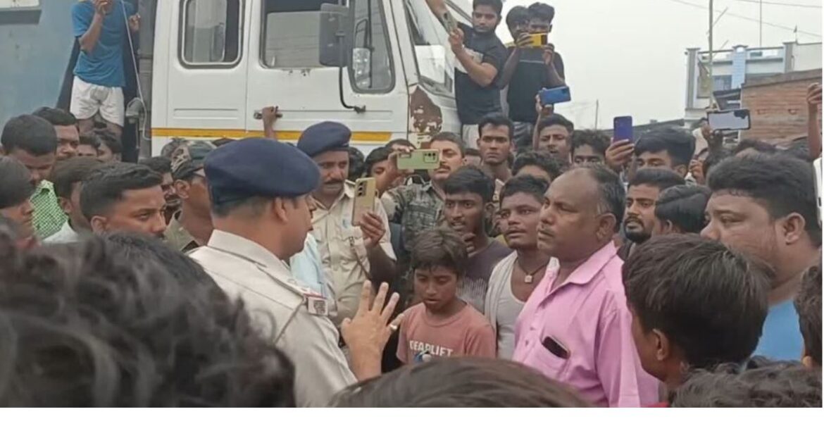 pakur-power-crisis-villagers-protest-road-blockade-jharkhand