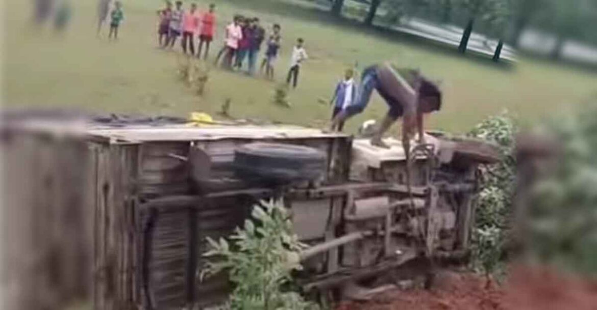 pickup truck vandalised chaibasa pickup truck vandalised chaibasa