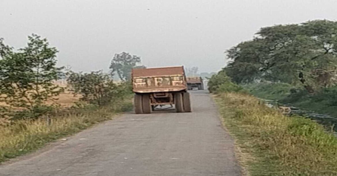 seraikela jila parishad member raid on sand transportation