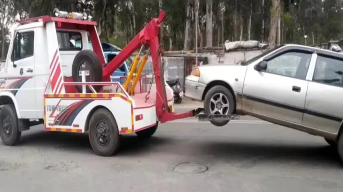 Vehicles being lifted by crane in Gorakhpur for illegal parking under new traffic rules