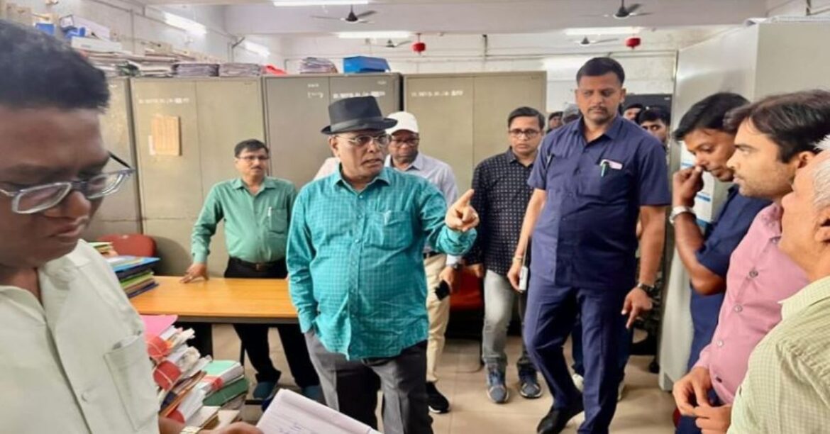 yogendra-prasad-surprise-visit-water-dept-