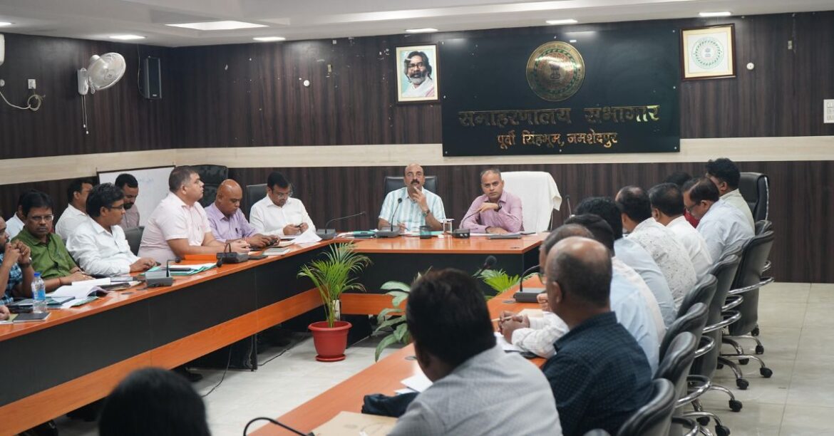 जमशेदपुर में डीसी ने की राजस्व की मीटिंग