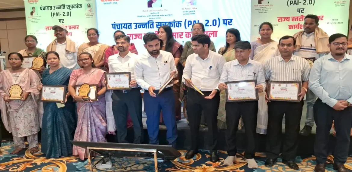 Lohardaga district officials receiving award for topping Panchayat Unnati Index 2025 in Jharkhand