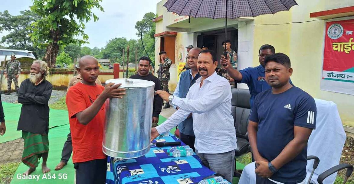 हाथी प्रभावित गांवों में मंत्री ने बांटे टॉर्च, पटाखे और ड्रम