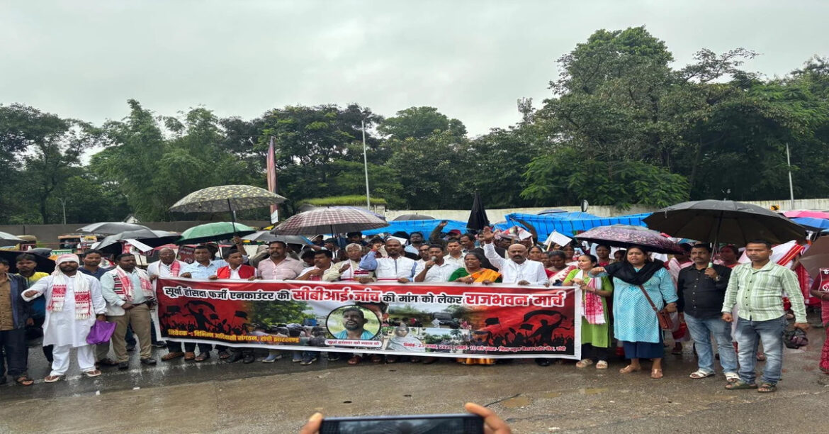 RANCHI NEWS: रांची में सूर्यनारायण हांसदा के फर्जी एनकाउंटर के खिलाफ आदिवासी संगठनों का आक्रोश मार्च