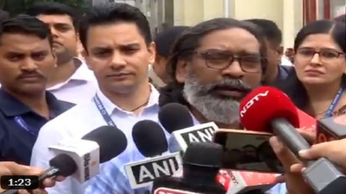 Hemant Soren pays tribute to Shibu Soren after his death