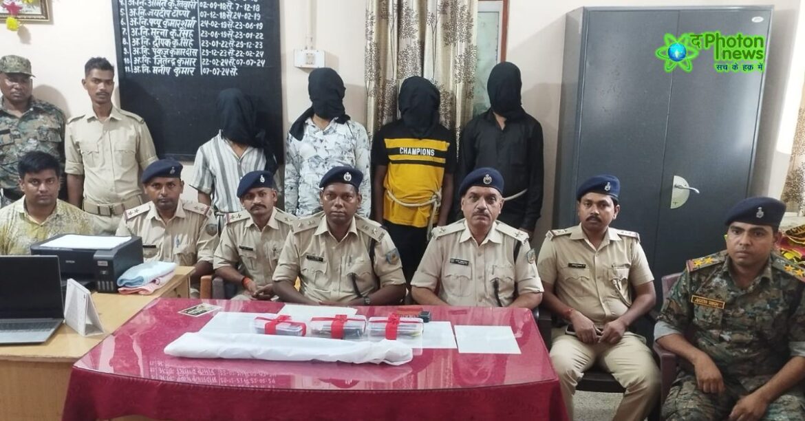 e-rickshaw showroom theft case 4 arrested