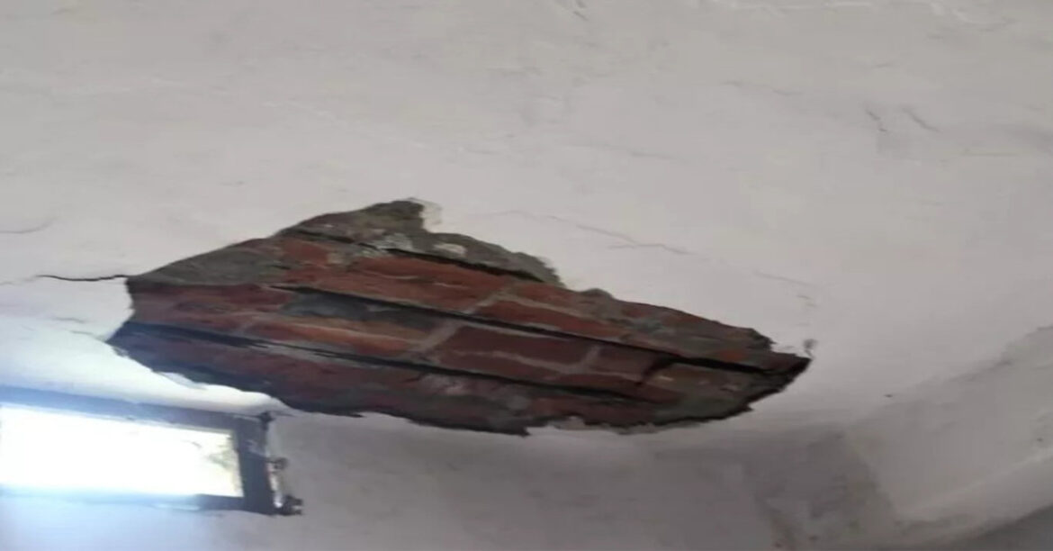 plaster collapse from school ceiling in Gorakhpur,